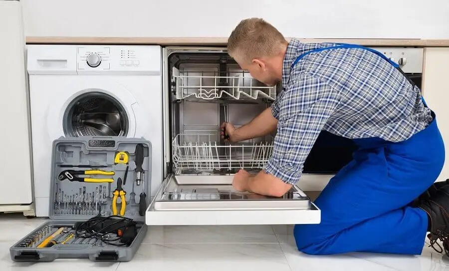 Kazan Siemens servisi teknisyen ekibi beyaz eşya tamiri yaparken